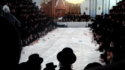 הרה"צ רבי אלימלך בידערמאן שליט"א טרעט אויף ביים טיש אין פינסק קארלין ביי יארצייט פון כ"ק אדמו"ר בעל ה'ארחות אהרן' זצ"ל