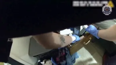 אוסטראליע פאליציי האבן ארעסטירט א פארדעכטיגטן אין $1 מיליאן גניבה