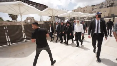 ארגענטינע פרעזידענט כאוויער מילי האט אנגעהויבן זיין מדנ"י באזוך ביים כותל