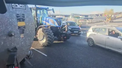 איירישע פארמערס בלאקירן די ראוד צוליב רעגירונג'ס קליימעט פאלעסיס וואס באדערט זיי