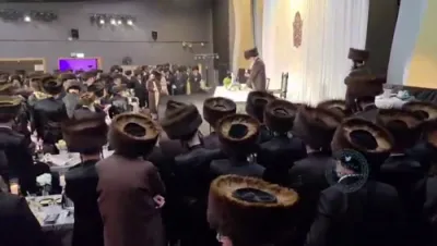 א נישט אידישע ארבעטער האט רעקארדירט ווי כ"ק אדמו"ר מדושינסקיא שליט"א מאכט קידוש אין א האטעל ווי ער האט פארברענגט דעם פארגאנגענעם שבת צוזאמען מיט חסידים אין נדבנים