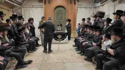 חיים כולכם היום - חזן מוטי בויאר בצל כ"ק אדמו"ר מסאדיגורה ירושלים שליט"א אין מערת המכפלה | אסרו חג פסח