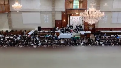 בילדער און ווידיאוס: מעמד תכלת ציצית בביהמ"ד הגדול ד'סאטמאר וויליאמסבורג חוה"מ פסח