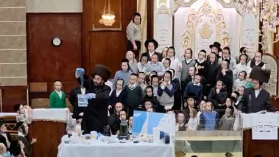 בילדער און ווידיאוס: מעמד תכלת ציצית בביהמ"ד הגדול ד'סאטמאר וויליאמסבורג חוה"מ פסח