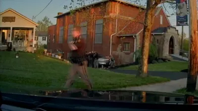 אפיצירן אין קענטאקי ראטעווען ארויס א צוויי יעריג קינד נאך א פאליס טשעיס איבער עטליכע קאונטיס און א קרעש אין א קירכע