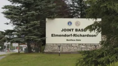 אמעריקאנע ארמיי באריכטעט איבער צוויי זעלנער זענען פארוואונדעט געווארן אין א בערן אטאקע בשעת א א טרענירונג אין אלאסקא.