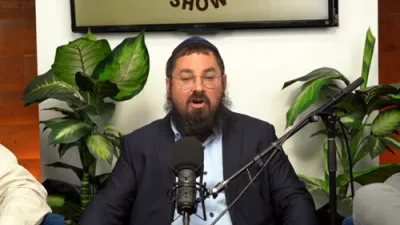 א שטארקע כוואליע הייבט זיך אויף איבער די גאנצע וועלט פון פסח פראגראמען &ndash; ברוך בעקמאן צולייגט אויף קליינגעלט דעם גאנצן סקאנדאל.