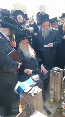 כ"ק אדמו"ר מניקלשבורג שליט"א אויף א נסיעה צו מקומות הקדושים 