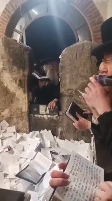 כ"ק אדמו"ר מניקלשבורג שליט"א אויף א נסיעה צו מקומות הקדושים 