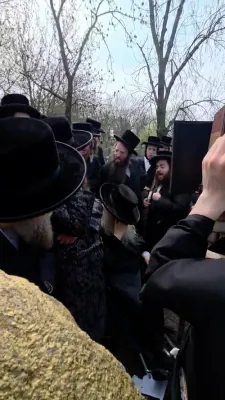 כ"ק אדמו"ר מניקלשבורג שליט"א אויף א נסיעה צו מקומות הקדושים 