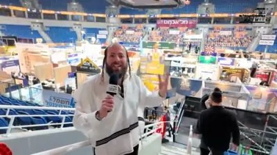 וועלווא באזוכט ביי די מלאכתם עקספאו