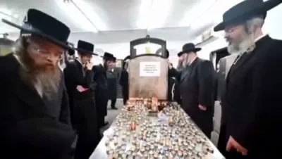 הרה"צ רבי אלימלך בידערמאן שליט"א איז מתפלל ביים פועל ישועות האמרי יוסף מספינקא זצ"ל 