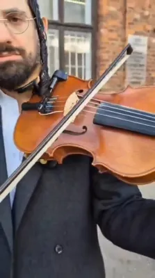 נרננה כאר אינאיינעם מיט שרולי אדלער אין פוילן, נעבן די היסטארישע ביהמ"ד אין גור.