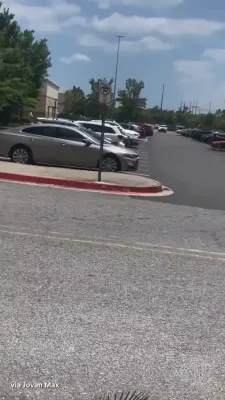 3:11 נאכמיטאג: צוויי פרויען אומגעקומען, און זעקס פארוואונדעטע נאך א שיסעריי ביי א מאלל אין לואיזיאנא 