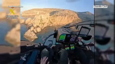 א פישער אין שפאניע ווערט געראטעוועט פון א העליקאפטער 