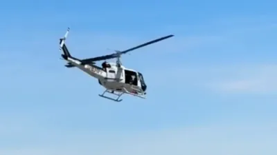 רעטונגס כוחות אין נעוואדע קאארדינירן זיך צו ראטעווען א שווער פארוואונדעטן פאראשוט פליער נאך א קראך אויף א בארג.