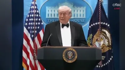 פולע פרעסע קאנפערענץ מיט פרעזידענט טראמפ אין ווייסן הויז נאך די שיסעריי ביי א דינער אין הילטאן האטעל בשעת טראמפ'ס אנוועזנהייט