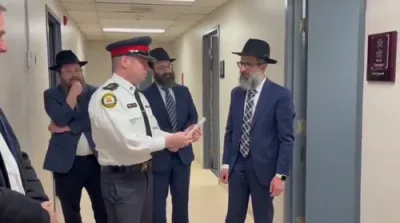 טאראנטא פאליציי טשיף לייגט ארויף א מזוזה אויף זיין אפיס