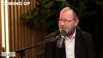 ער האט איבערגעלאזט דעם קלויסטער צו אידישקייט... און דערנאך האט ער נאך מצליח געווען איבערצורעדן זיין טאטן דער גלח אז ער זאל אויך איבערלאזן!