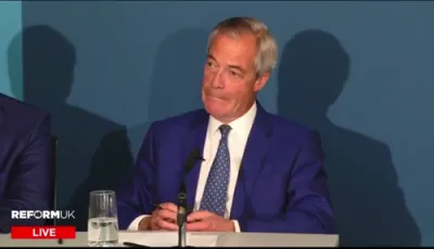 רעכטע בריטישע פירער ניידזשעל פעראדזש ווארנט וועגן די וואקסנדע אנטיסעמיטיזם, און איבער די פארשלאפענע קיר סטארמער פירערשאפט 