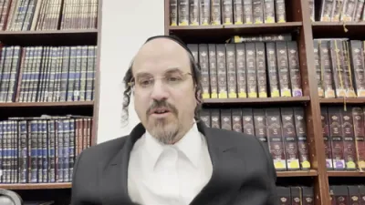 א הערליכע מעשיות "פון הרה"ק הינוקא - הפראנקפורטער זי"ע "איש אמו ואביו תירא אני ה'" &ndash; דורך הרב אליהו שווארץ ביים שיעור עמוד היומי 'דרשו' מסכת שקלים דף יד