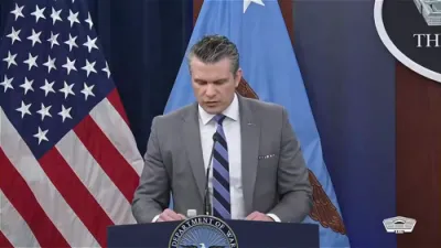 העגסעט: פרעזידענט טראמפ האט געהייסן די נעיווי צו פארניכטן סיי וועלכע איראנער שנעלע שיפלעך וואס פרובירן אונטערצולייגן מינעס אדער שטערן דעם דורכגאנג אינעם "סטרעיט אוו הארמוז" &ndash; מיט שטרענגע באפעלן צו שיסן אויף טויט.