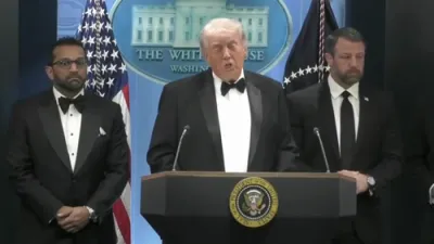 טראמפ רעדט צו די מידיע נאך די שיסעריי ביי א דינער וואו ער האט זיך באטייליגט 