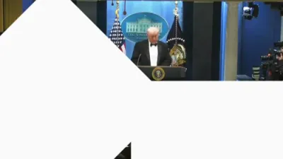 טראמפ רעדט צו די מידיע נאך די שיסעריי ביי א דינער וואו ער האט זיך באטייליגט 