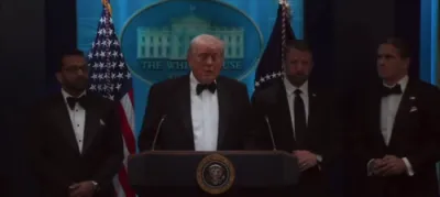 טראמפ רעדט צו די מידיע נאך די שיסעריי ביי א דינער וואו ער האט זיך באטייליגט 