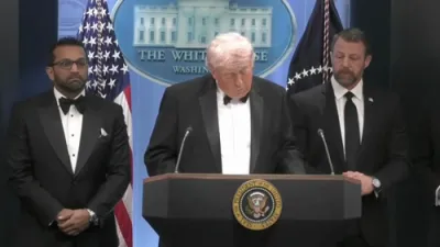 טראמפ רעדט צו די מידיע נאך די שיסעריי ביי א דינער וואו ער האט זיך באטייליגט 