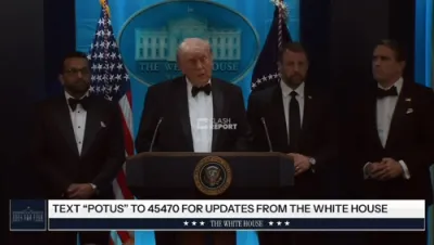 טראמפ רעדט צו די מידיע נאך די שיסעריי ביי א דינער וואו ער האט זיך באטייליגט 