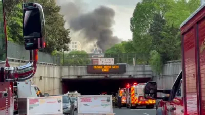 פייערלעשער אין וואשינגטאן די סי זענען אנגעקומען 40 מינוט שפעט צו א ברענעדיגע באס, דערווייל איז די געגנט געווארן שווארץ פון רויעך