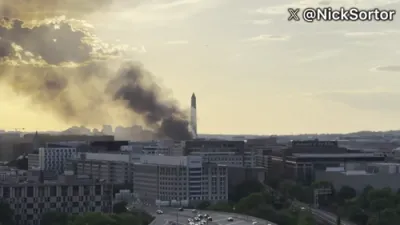 פייערלעשער אין וואשינגטאן די סי זענען אנגעקומען 40 מינוט שפעט צו א ברענעדיגע באס, דערווייל איז די געגנט געווארן שווארץ פון רויעך