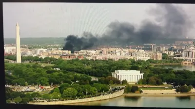 פייערלעשער אין וואשינגטאן די סי זענען אנגעקומען 40 מינוט שפעט צו א ברענעדיגע באס, דערווייל איז די געגנט געווארן שווארץ פון רויעך