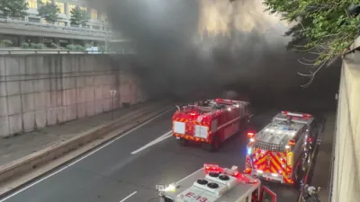 פייערלעשער אין וואשינגטאן די סי זענען אנגעקומען 40 מינוט שפעט צו א ברענעדיגע באס, דערווייל איז די געגנט געווארן שווארץ פון רויעך