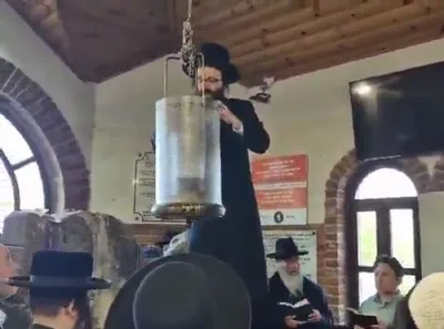 אידן רייסן איין ביים ציון הקדוש אין קערעסטיר 