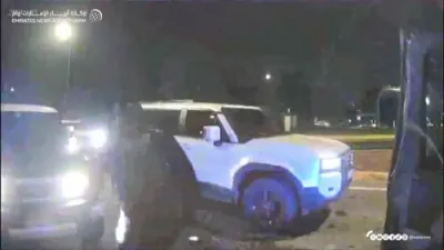 די פאראייניגטע אראבישע עמיראטן האבן באוויזן אפצושלאגן אן איראנער געשטיצטע פלאטע; די אויטאריטעטן האבן ארעסטירט 27 פארדעכטיגטע נאך ברייט פארצווייגטע ריידס.