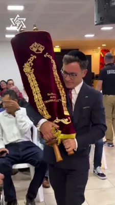 א ספר תורה פון איבער צוויי הונדערט יאר אלט איז איבערגעפרישט געווארן אין אריינגעגעבן געווארן אין קאלאמביע