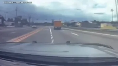 דראמאטישע דעשקעם פוטעדזש: פאליציי אפיצירן אין דזשארדזשע ארעסטירן א געגנב'טע טראק נאך א ווילדע טשעיס אויפ'ן הייוועי.