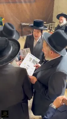 ווידיאו: הנגיד ר' יואלי לאנדא נעכטן ביים יארצייט זייענדיג אינעם נייעם ביהמ"ד פון הרה"ק רבי ישעי'לע זי"ע אין קערעסטיר, האט ער זיך דערמאנט פון זיין זיידן ר' מרדכי לייב ז"ל, א מתפלל דארט און משב"ק פונעם צדיק - און געמאלדן מיט התרגשות פאר נכדי הצדיק, ר' מענד