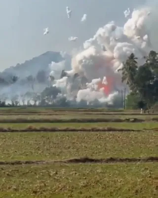 כאטשיג 13 מענטשן זענען אומגעקומען און פילע אנדערע זענען פארוואונדעט געווארן נאך א מעכטיגע אויפרייס אין א פייערווערק פאבריק אין אינדיע.