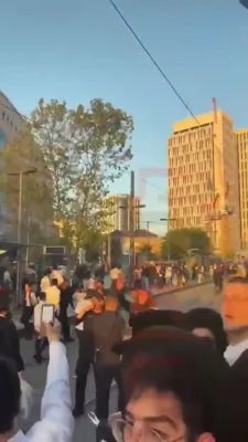 איזראעלי פאליציי ניצט שאק גראנאטן ביי די פראטעסטן אין ירושלים.