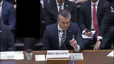 סעקרעטערי פיט העגסעט רייסט אראפ קאנגרעסמאן דזשאן גאראמענדי פארן באצייכענען די מיליטערישע מיסיע אלץ א זומפ דורכאויס אן אויפטריט אויף סי-ען-ען.