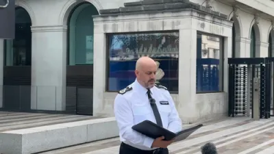 די לאנדאנע פאליציי דערמאנט נישט קיין ווארט וועגן אידן. רעדנדיג איבער די אטאקע וואס איז פארגעקומען היינט ארום 6 פארטאגס ניו יארק צייט