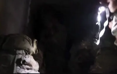 בריטישע סאלדאטן זוכן שוץ בשעת אן איראנער באליסטישע מיסיל אטאקע אויף זייער באזע.