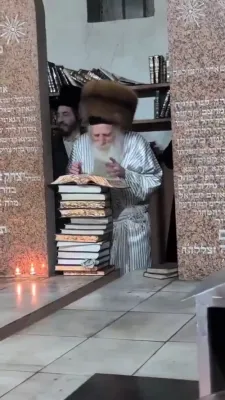 כ"ק אדמו"ר מתורת חכם שליט"א ביים ציון פון הרה"ק מקאמארנא זי"ע לרגל היארצייט