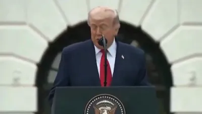 טראמפ רעדט פארנט פונעם בריטישן קעניג און צייכנט אפ 250 יאר פון אמעריקאנע זעלבסטשטענדיגקייט