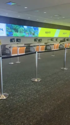 גענצליך ליידיג: ווידעא פון די ספיריט לופטליניע טערמינעל אין ארלאנדא לופטפעלד גענליך ליידיג נאכן גייט באנקטראט 
