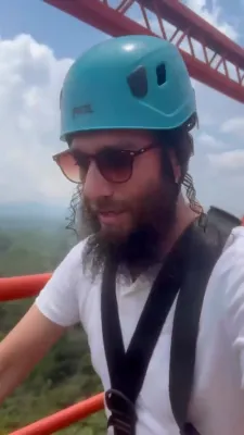 ר' בערי וועבער אויף א אויספלוג מיט די בחורים פון ישיבת כוכבי אור ווי ער דינט אלץ ראש ישיבה