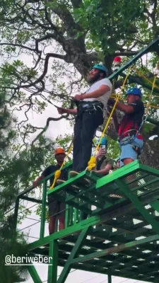 ר' בערי וועבער אויף א אויספלוג מיט די בחורים פון ישיבת כוכבי אור ווי ער דינט אלץ ראש ישיבה